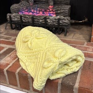 🎀Vintage🎀 Handmade Pale Yellow Crochet Blanket with Raised Flowers 27”x41.5”